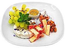 Сыр камамбер, сыр чеддер, сыр дор-блю, мед, виноград, грецкие орехи, мята, лепестки незабудки, блестки пищевые